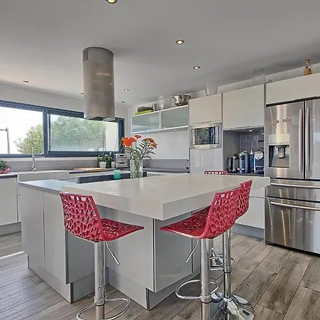 Вилла Seafront 4 Bedroom With Pool - Dodo Et Tartine Йер