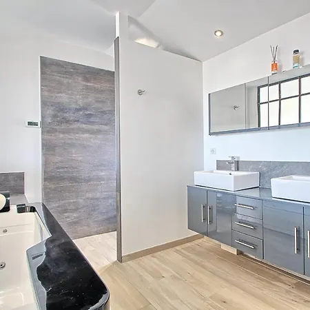 Seafront 4 Bedroom With Pool - Dodo Et Tartine Вилла