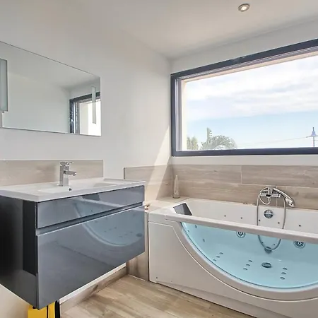 Seafront 4 Bedroom With Pool - Dodo Et Tartine * Йер